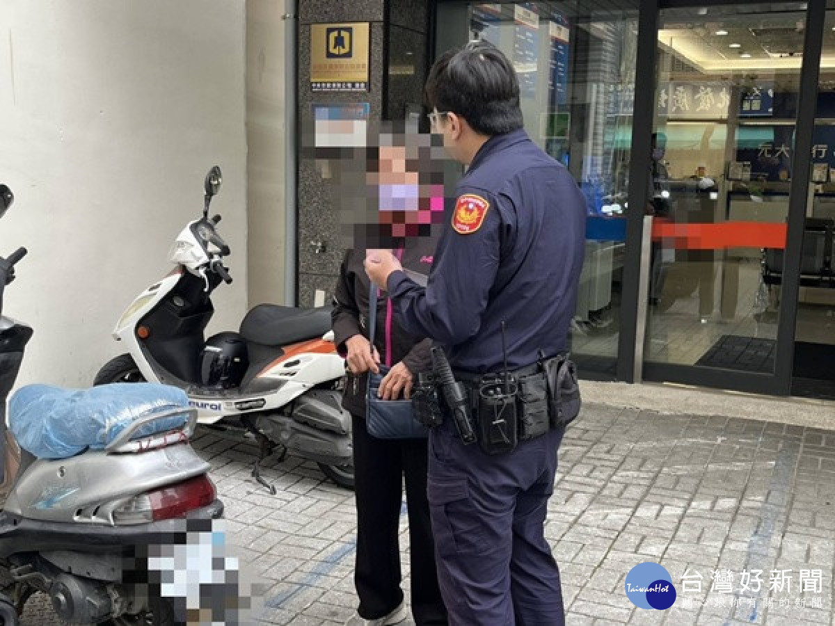 警員阻詐。林重鎣