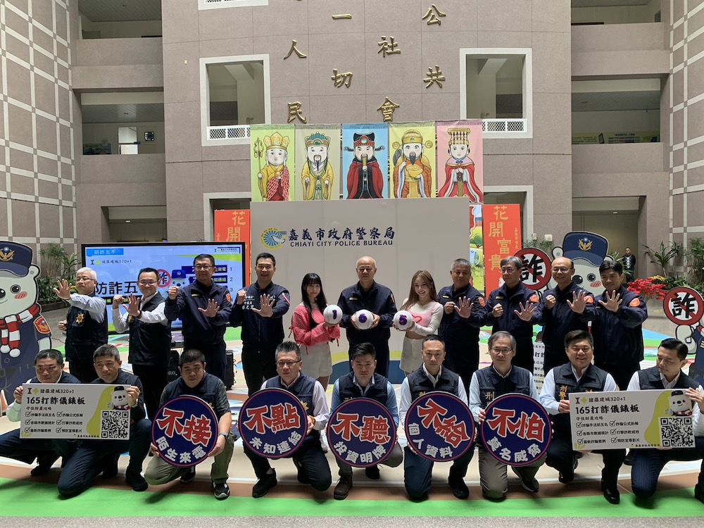 ▲沈炳信局長帶領市警團隊協同啦啦隊女孩宣傳打詐。(圖/記者陳惲朋攝)
