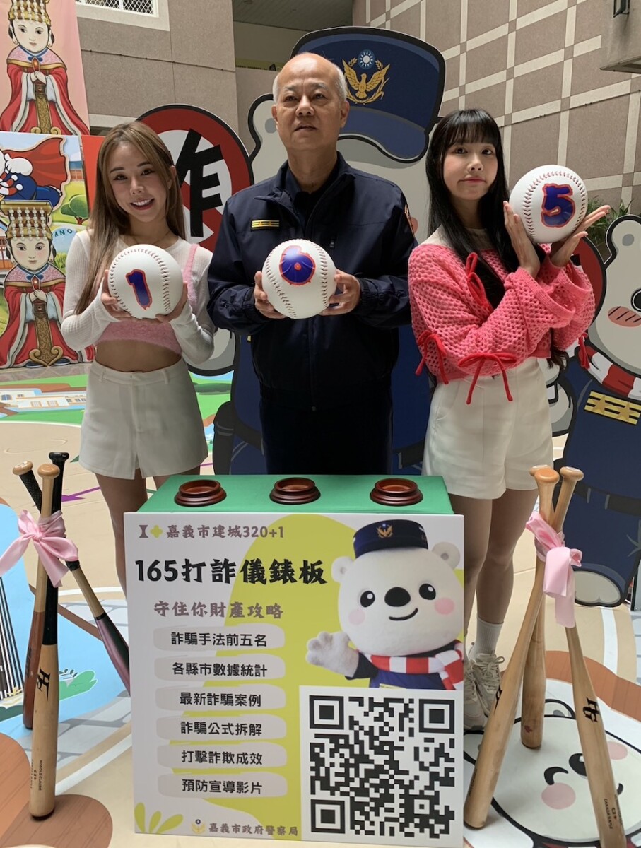 ▲沈炳信局長帶領市警團隊協同啦啦隊女孩宣傳打詐。（圖/記者陳惲朋攝）