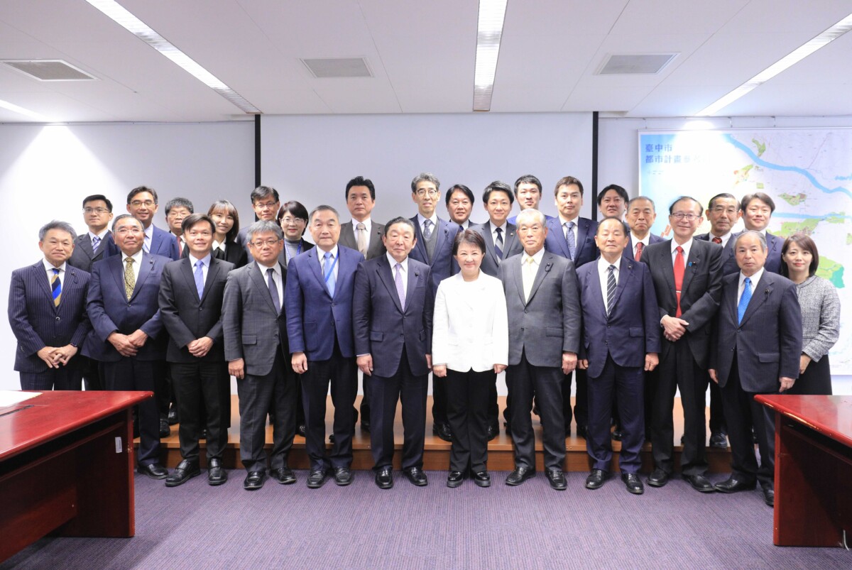 ▲日本大分縣議員志村學率團拜會中市府,市長盧秀燕:深化教育觀光交流。(圖/中市府提供)