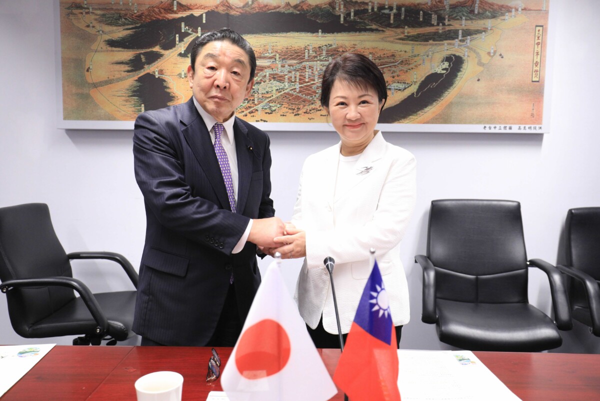 ▲市長盧秀燕與志村議員握手致意。(圖/中市府提供)