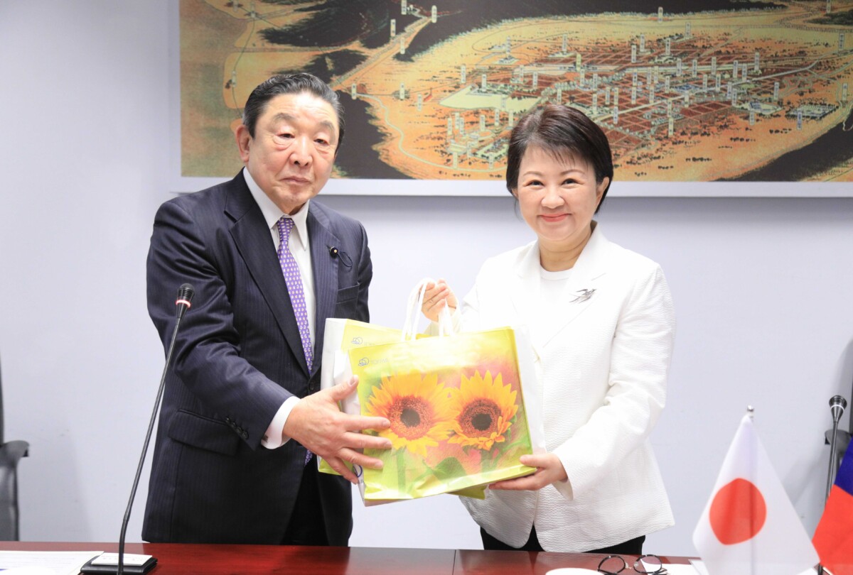 ▲市長盧秀燕與志村議員互相贈禮。(圖/中市府提供)