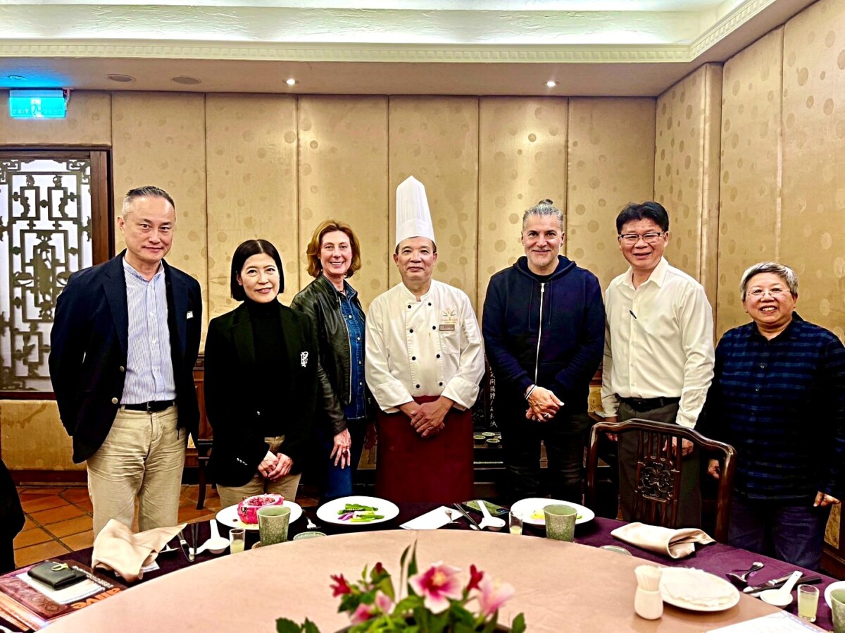 以在地食材、創意料理款待義大利旅遊雜誌Meridiani的記者Federica Brunini(左三)及Andrea Forlani(右三)