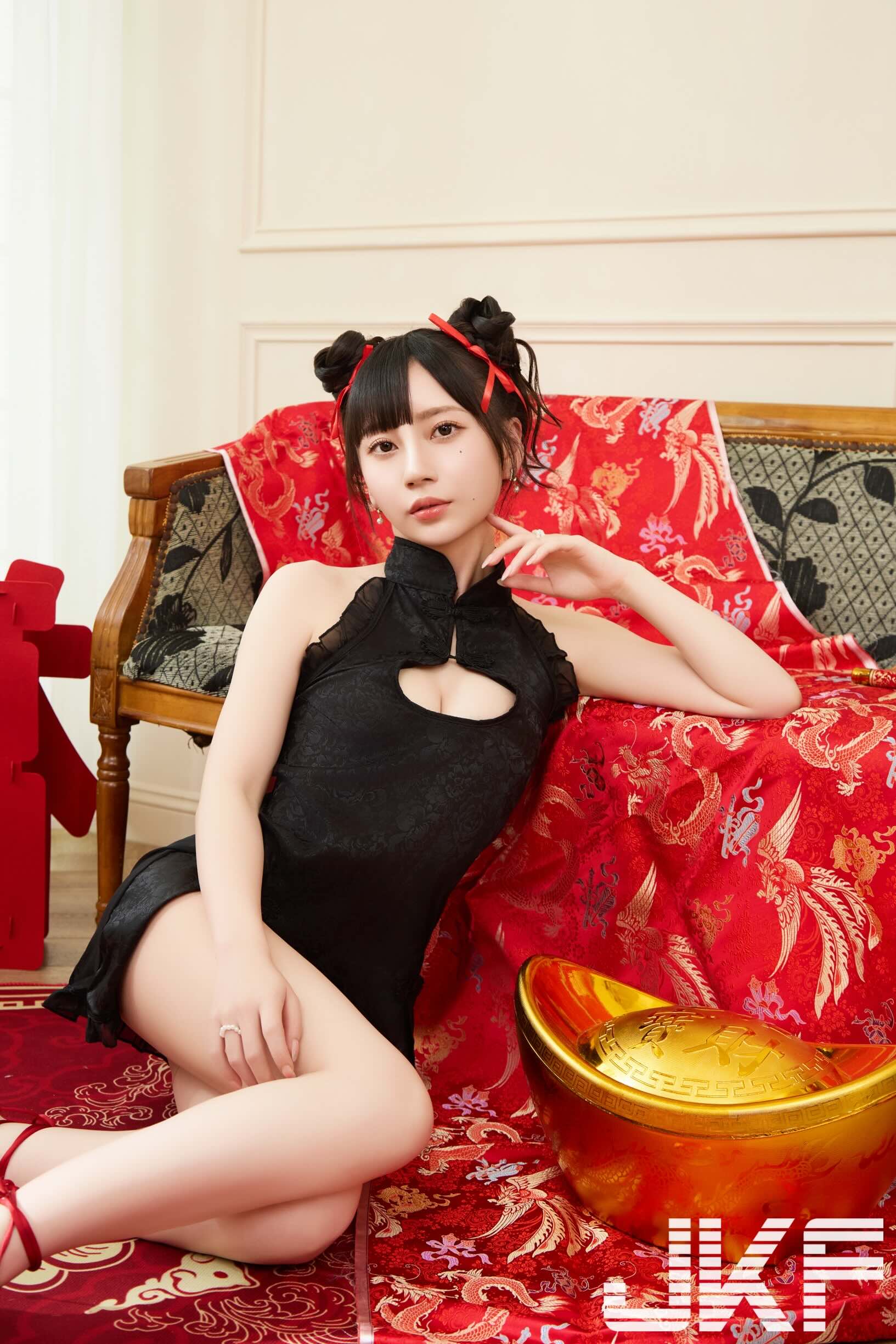 七澤米亞換上中式旗袍完美性感曲線　轉身脱到只剩大紅內衣
