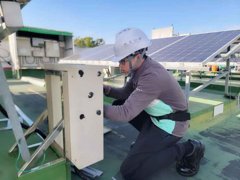 ▲中彰投分署開辦多項綠能科技相關訓練課程，協助失業民眾躍升綠領人才。 （記者林明佑翻攝）