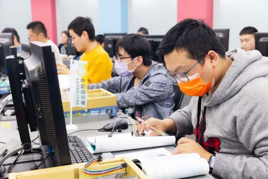 ▲中彰投分署開設智慧機械等課程為民眾提升就業競爭力。 （記者林明佑翻攝）