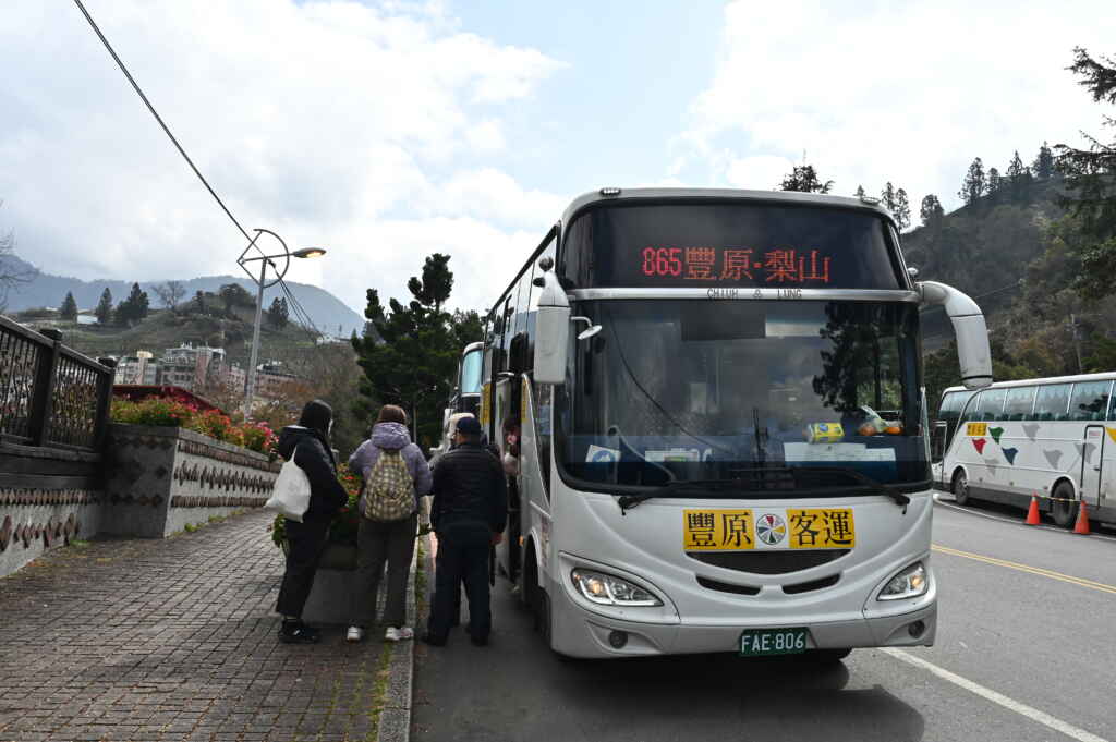 台中市民搭公車還可享有「雙十公車優惠」搭車10公里內免費，超過10公里最多只要10元車資，搭乘公車便利又優惠。