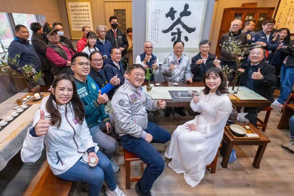 ▲桃園市長張善政與貴賓合影，市府將持續支持茶農種植好茶，推動桃園茶業走向國際。（桃園市農業局提供）