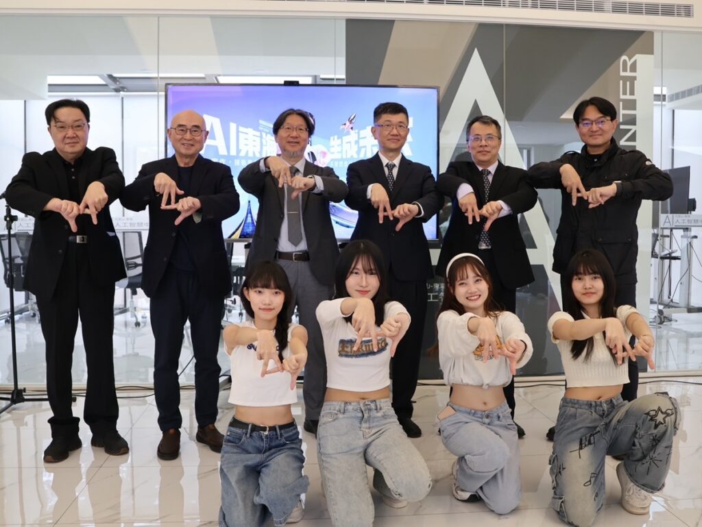 東海大學首度將AI與藝術創意結合,打造一支70% 由AI生成的夢幻AI MV,特別設計AI手勢,展現科技與人文創意融合的實作精神。副校長張嘉修、教務長楊定亞、圖資長楊朝棟、公事處處長黃兆璽、AI人工智慧中心主任羅文聰、大渡山學會主任張運宗,參與 AI MV 首映。(圖/東海大學提供)