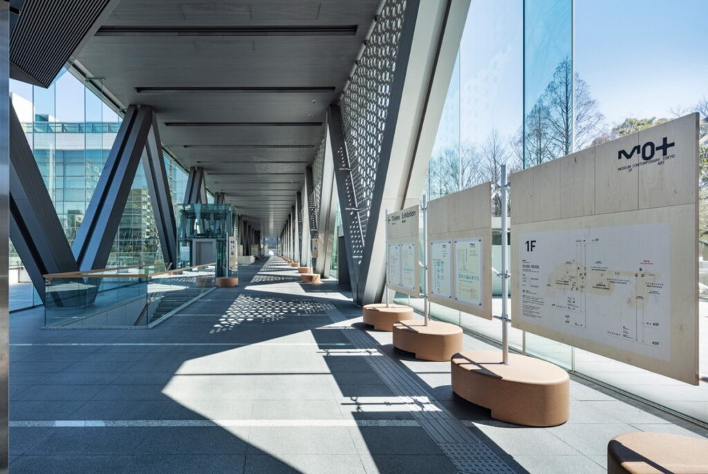 充滿光線且開放感十足的美術館入口大廳。(Photo Kenta Hasegawa)