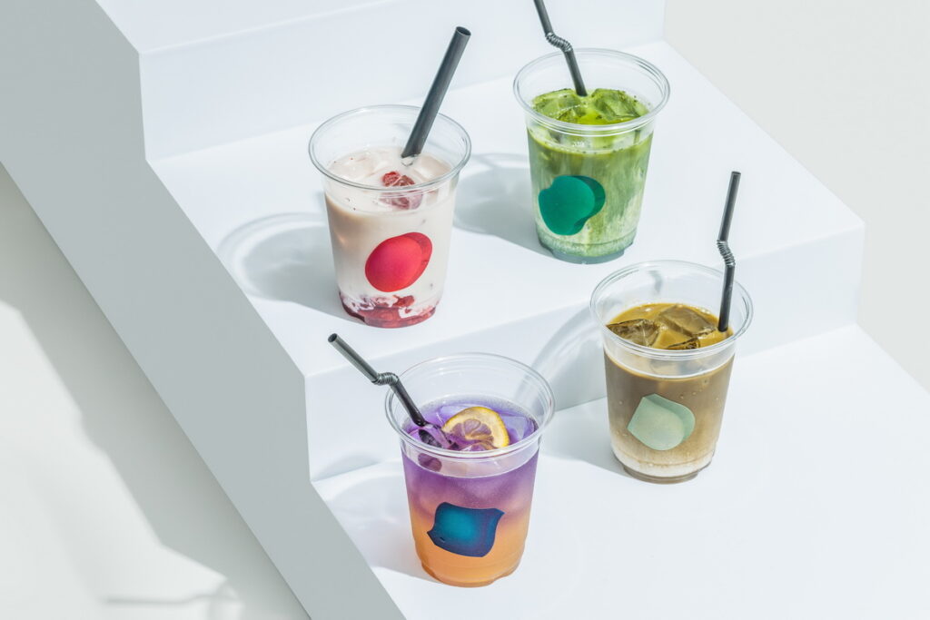 欣賞完美術館內的藝術品後,前往附設的咖啡廳休憩品嘗可口飲品。