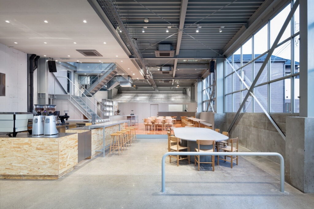 白色為主調的簡約設計更營造出Blue Bottle Coffee的純靜氛圍。(photo Takumi Ota)