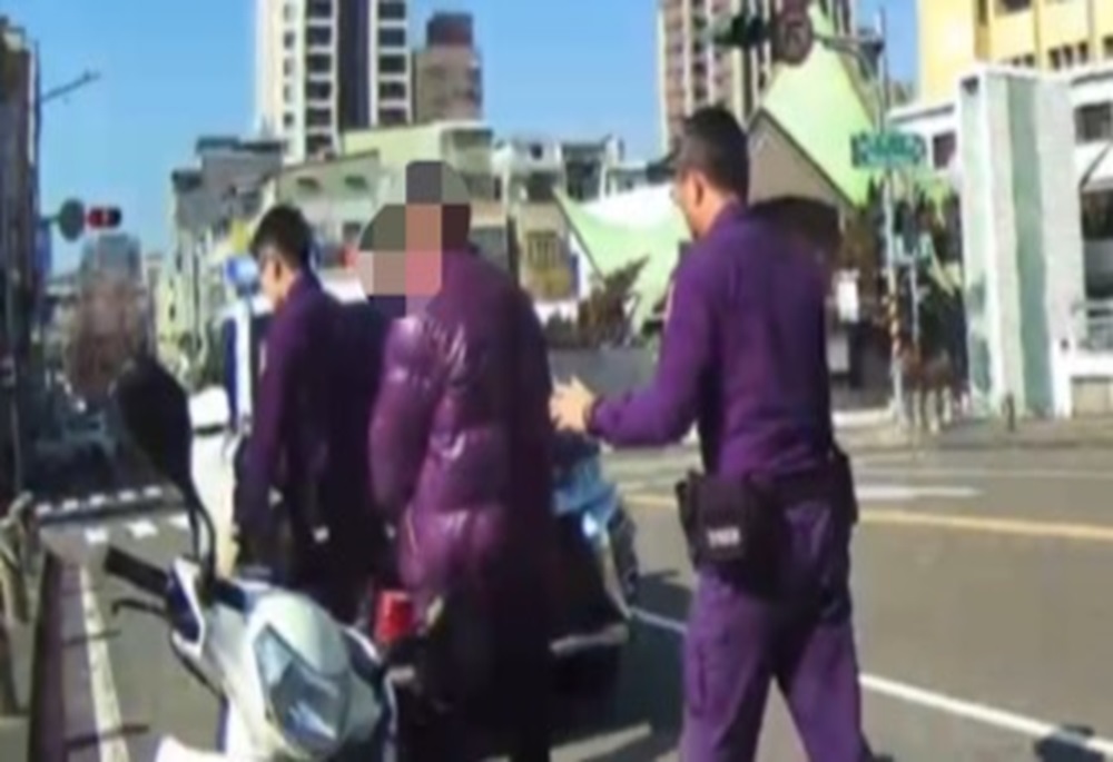 全因一口痰 高雄警意外抓到毒品通緝犯 244 248250220a04