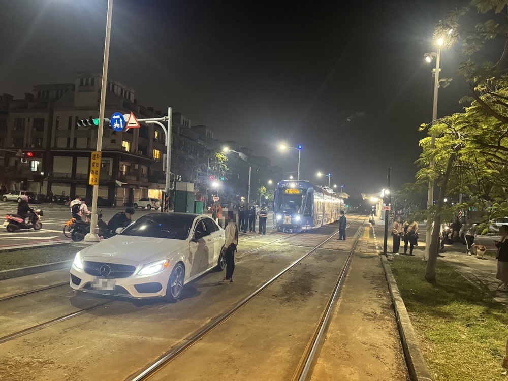 未依號誌指示左轉 婦人開車擦撞輕軌車廂幸無人傷 214 cnews204250220a08