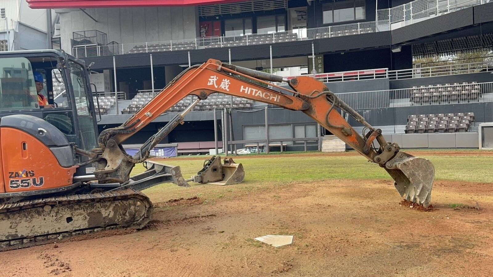 棒球場鑑定報告未達「安全程度」 新竹市府以最快速度進場移除覆土 210 棒球場鑑定報告未達「安全程度」 新竹市府以最快速度進場移除覆土 209
