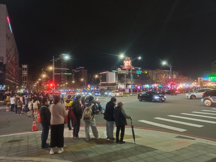 桃園交警守護燈會安全 助扭傷婦平安返家 61 S 38584623 0