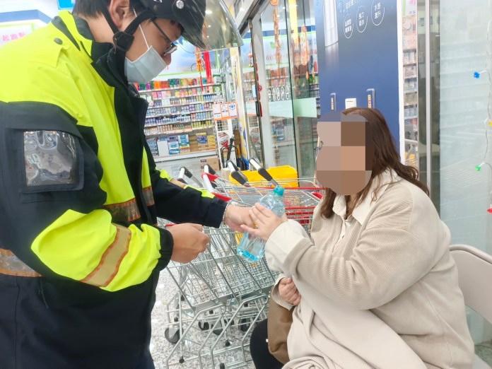 桃園交警守護燈會安全 助扭傷婦平安返家 62 S 38584626 0