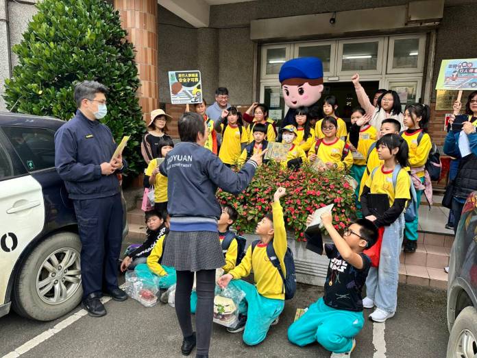 大園警迎接菓林國小學童 走進派出所學交通安全 57 330397 0