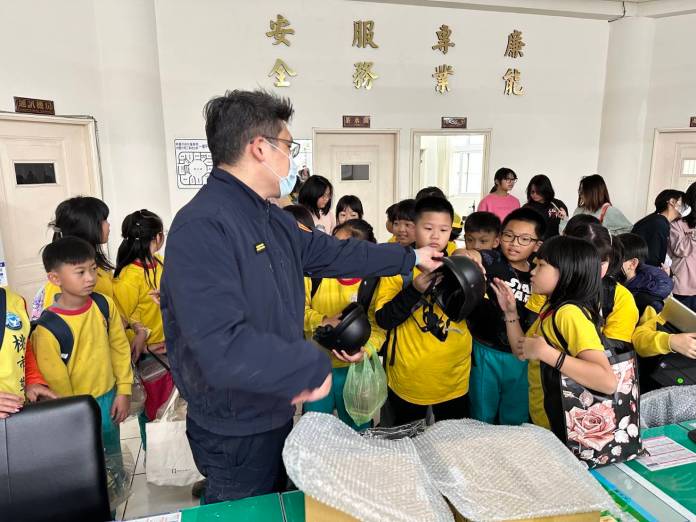 大園警迎接菓林國小學童 走進派出所學交通安全 58 330399 0