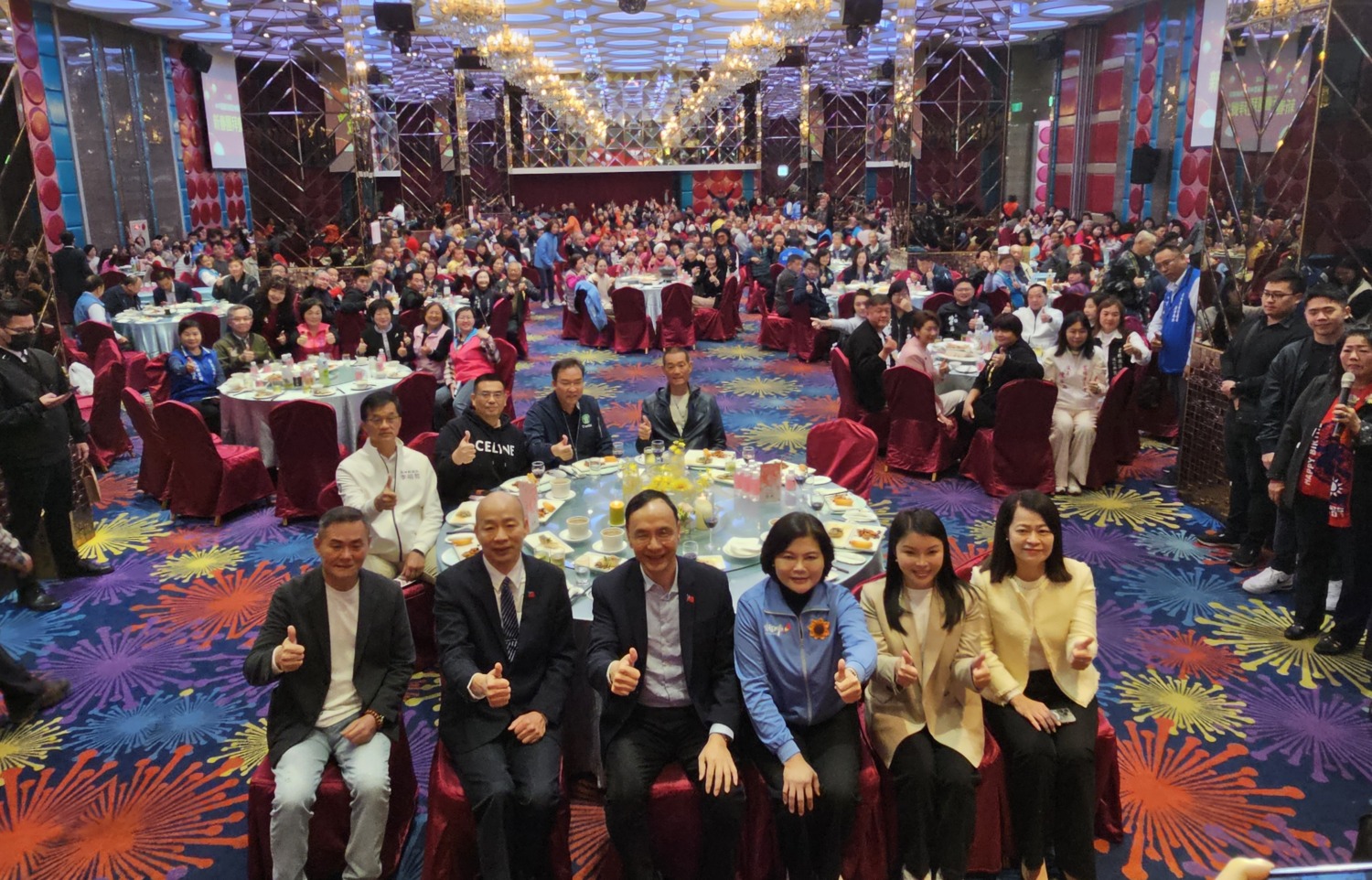 雲林縣國民黨部舉辦新春團拜餐敘,分布在農會、代表會、婦女及青年團體等各界的黨內菁英聚集,展現高度氣勢。(記者葉子綱攝)