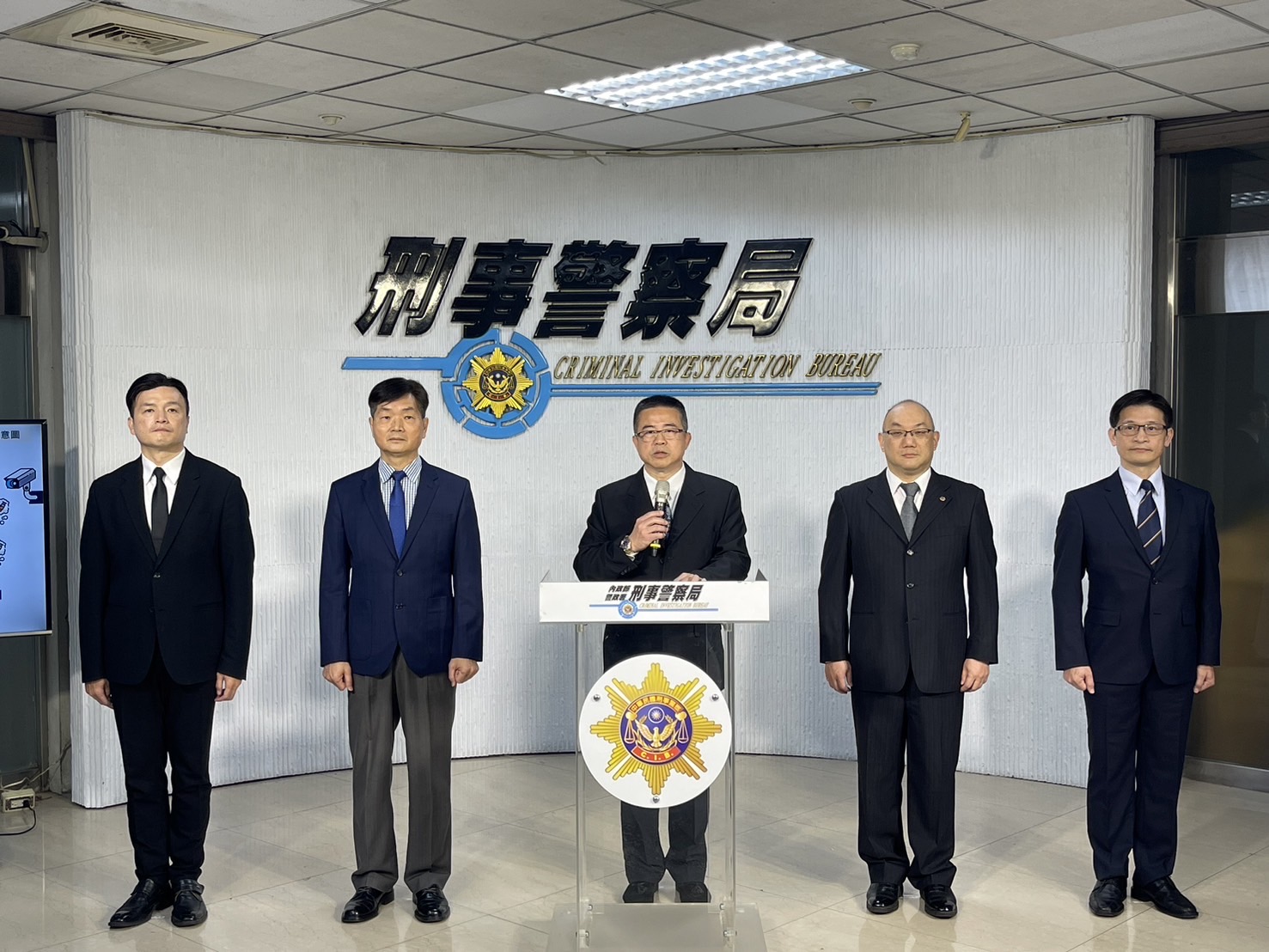 圖左至右:刑事局毒緝中心副大隊長鄭偉豪、警政監吳東文、副局長蕭欽杰、偵二大隊副大隊長黃維和偵六大隊第四隊隊長劉永畯。(記者徐煜勝翻攝)