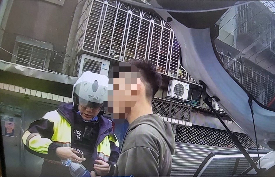 男子昏睡車上遭警方查檢。(記者徐煜勝翻攝)