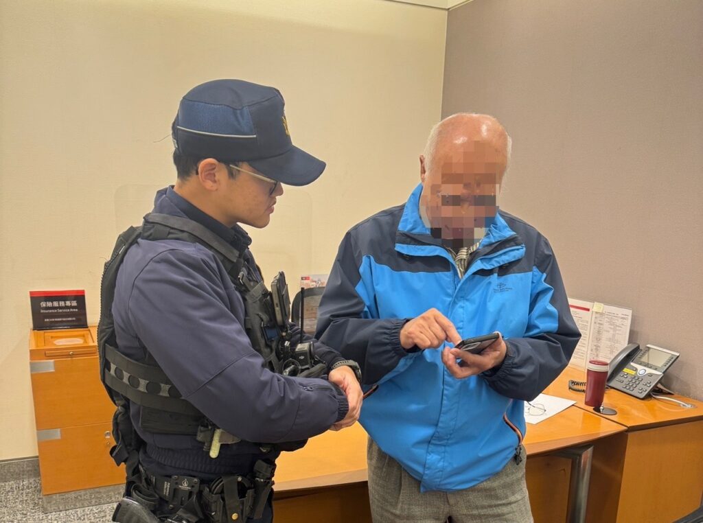 翁誤踩假投資真詐騙陷阱               公益警成功阻詐四百萬元
