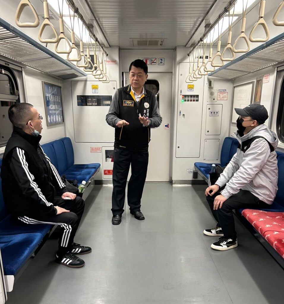 《圖說》宜蘭縣軍人服務站長尹華忠登上列車發給役男及陪同送行徵屬「軍友服務卡」,並親切叮嚀注意事項。〈宜蘭軍服站提供〉
