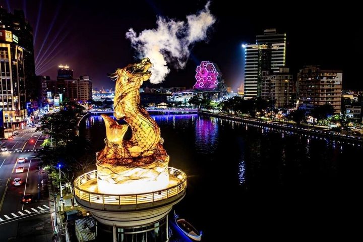 「鰲耀龍翔」每晚18:00-21:00整點進行展演。 圖:高雄市政府觀光局/提供