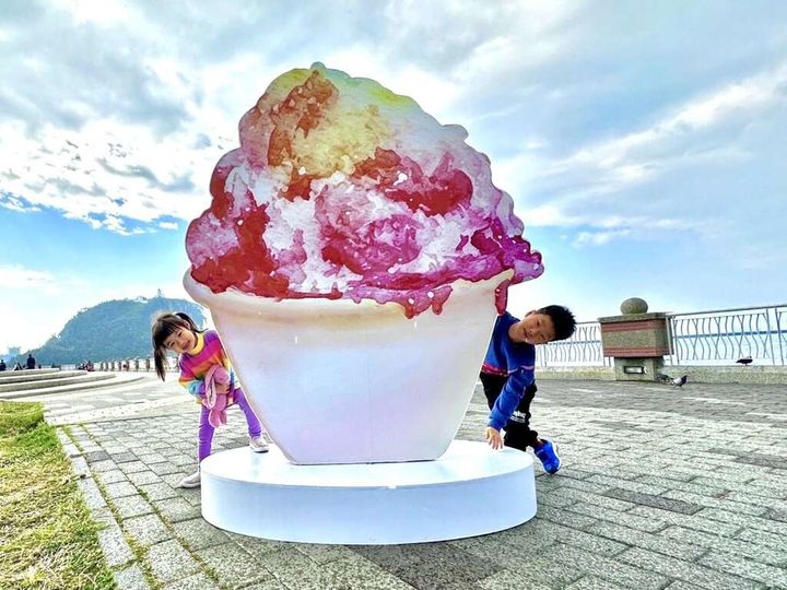 高雄夜未眠!「鰲耀龍翔」璀璨重現 巨大美食打卡新熱點