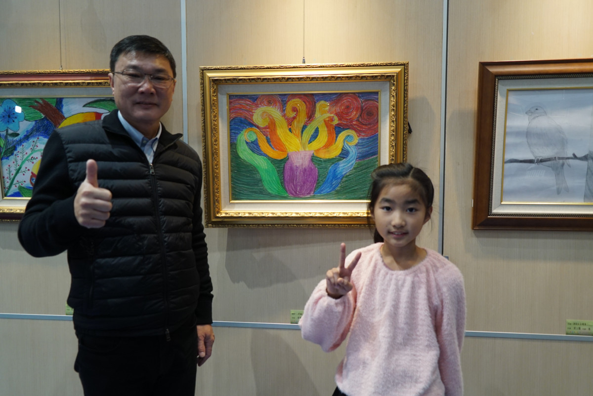 「異想世界」兒童畫展，近百件作品充滿各種想像與色彩的精彩。圖／記者鄧富珍翻攝