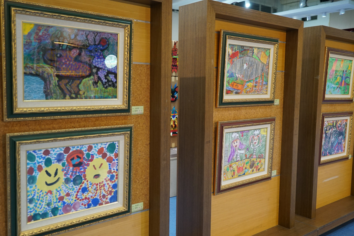 「異想世界」兒童畫展,近百件作品充滿各種想像與色彩的精彩。圖/記者鄧富珍翻攝