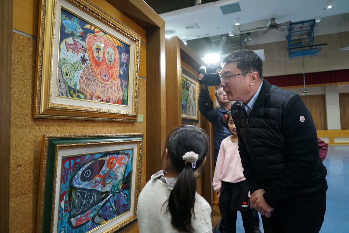「異想世界」兒童畫展,近百件作品充滿各種想像與色彩的精彩。圖/記者鄧富珍翻攝