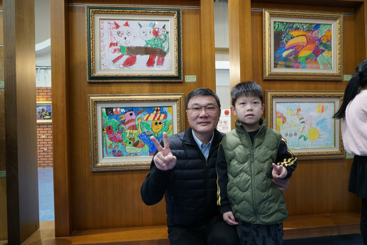 「異想世界」兒童畫展,近百件作品充滿各種想像與色彩的精彩。圖/記者鄧富珍翻攝