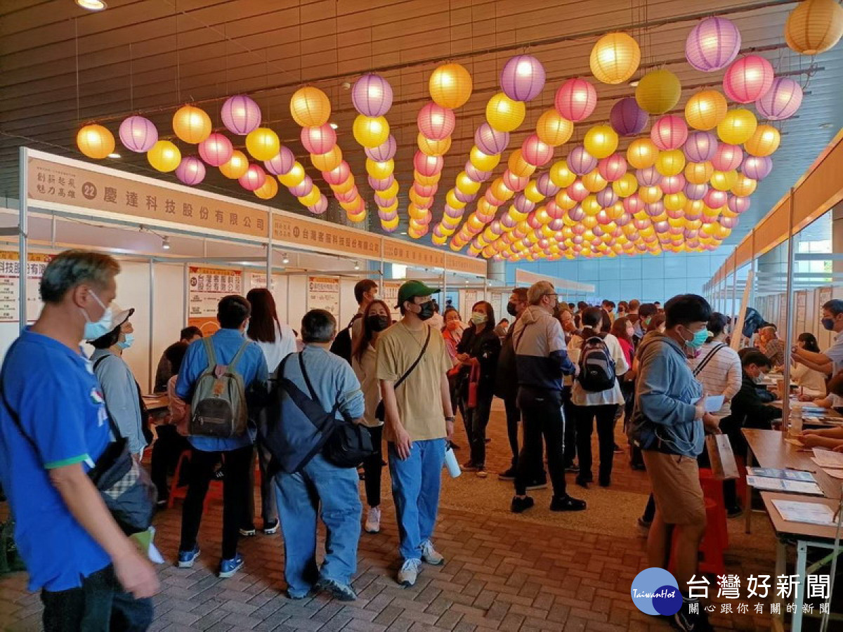 ▲高市府22日在高鐵左營站彩虹市集夢想廣場舉辦「樂業高雄、幸福融融」現場徵才活動。