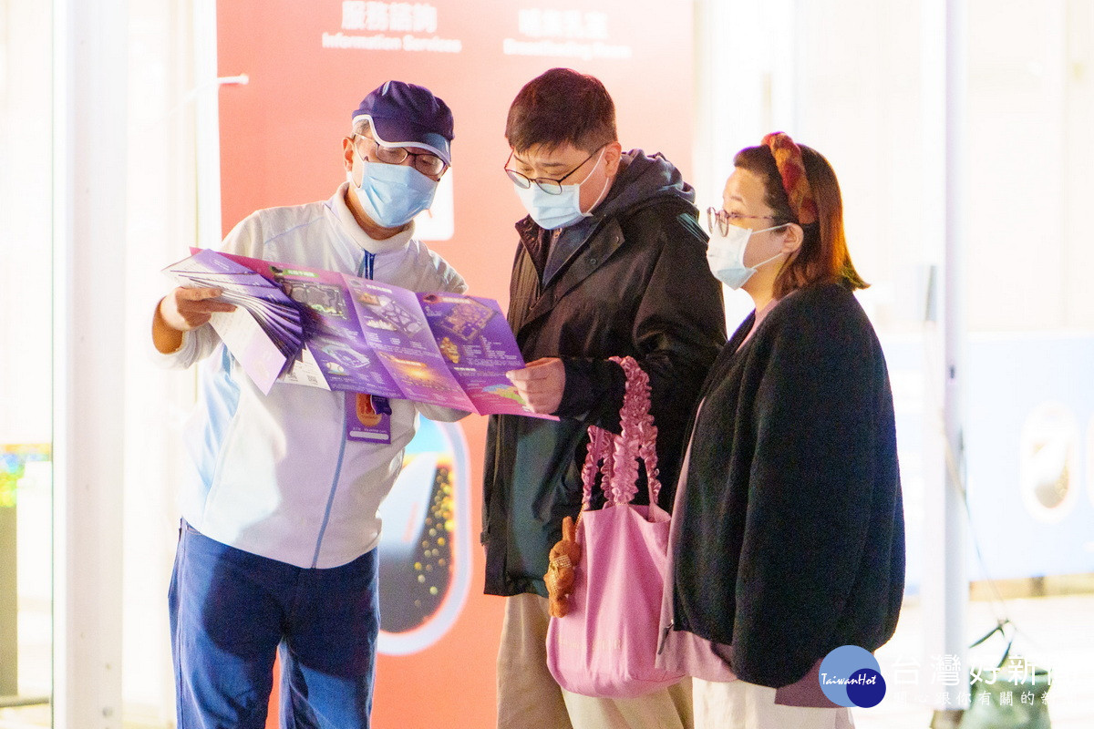 2025台灣燈會在桃園超夯,國內外志工攜手提供暖心服務。<br /><br />