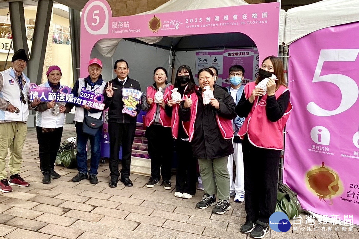 2025台灣燈會在桃園超夯,國內外志工攜手提供暖心服務。<br /><br />