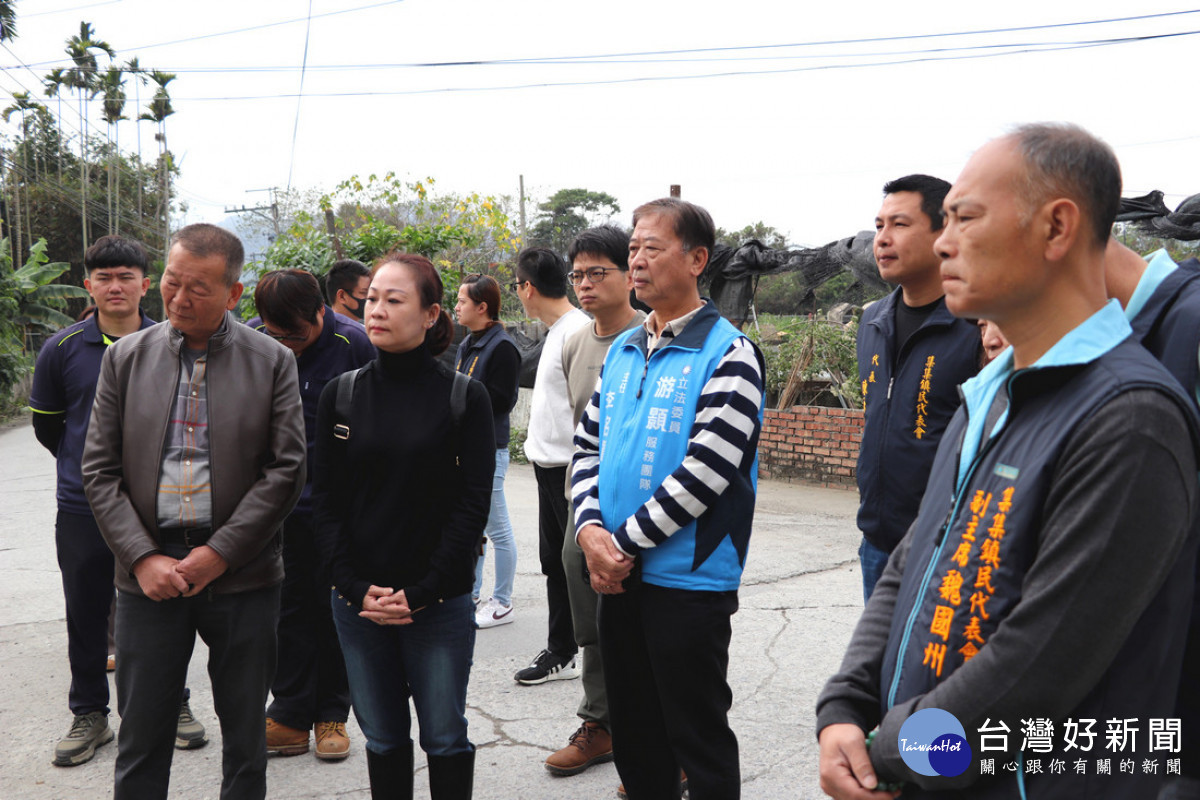 集集鎮長吳大村等人聽取護岸改善工程簡報。（集集鎮公所提供）