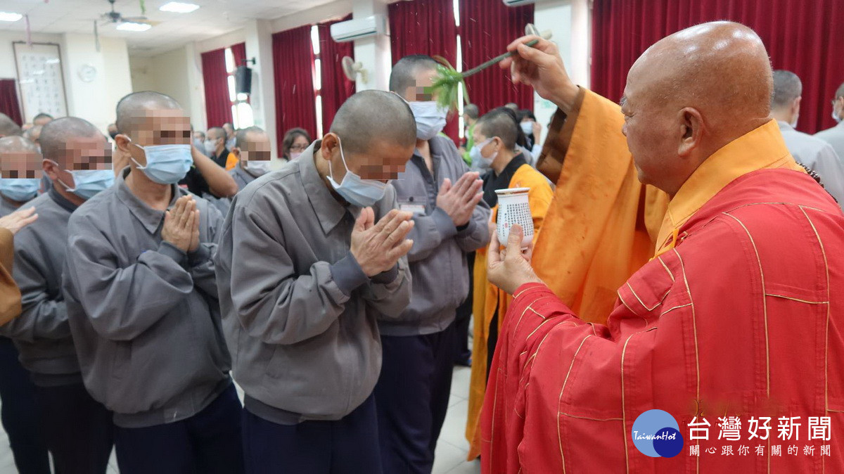 慧龍法師為收容人洗滌內心塵垢。（南投看守所提供）