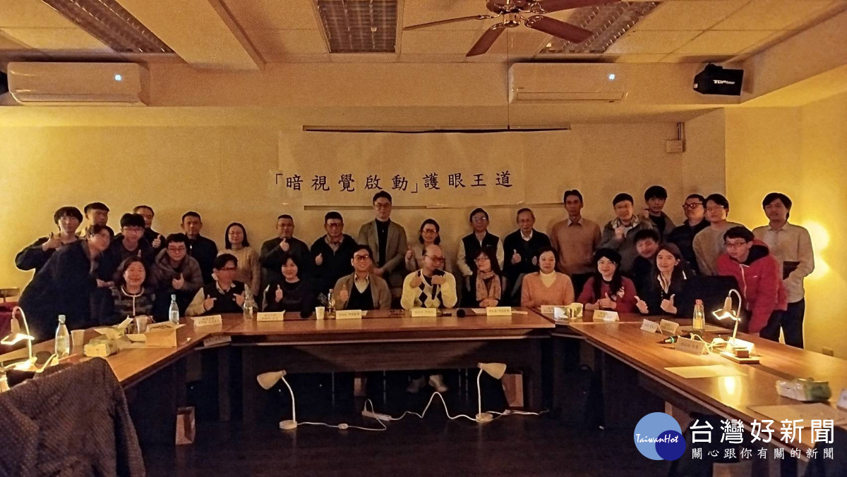 清大周卓煇特聘教授偕同會員及校方人員，舉辦燭光晚餐。