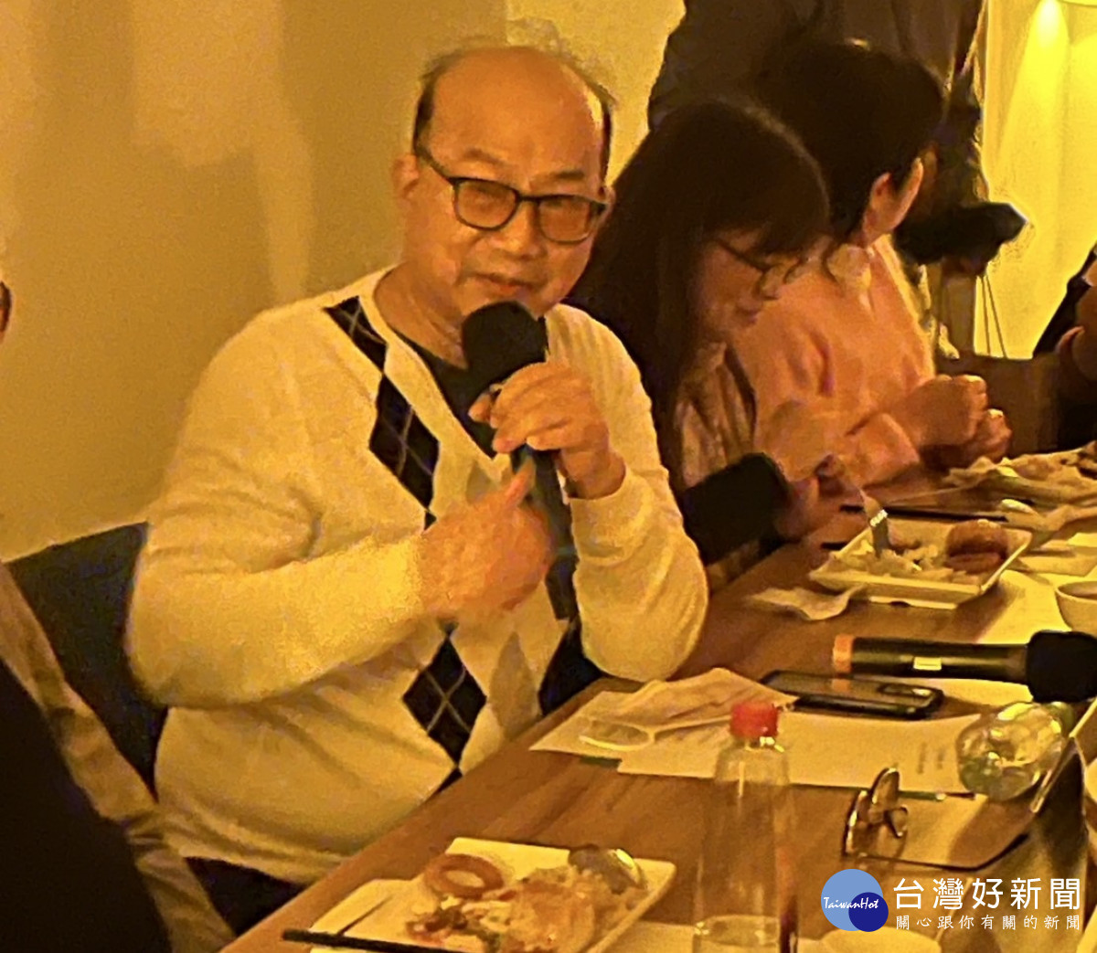 光與健康協會理事長周卓煇,分享著燭光晚餐的好,並呼籲大家在友善光環境下用餐。