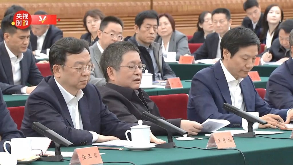 中共總書記習近平接見民間企業家,在中國中央電視台的播出畫面中出現了這一幕,全球第3大傳感測器韋爾股份的老板盧仁榮,靠背而坐神情輕鬆,在全場正襟危坐中顯得很特別。翻拍自央視