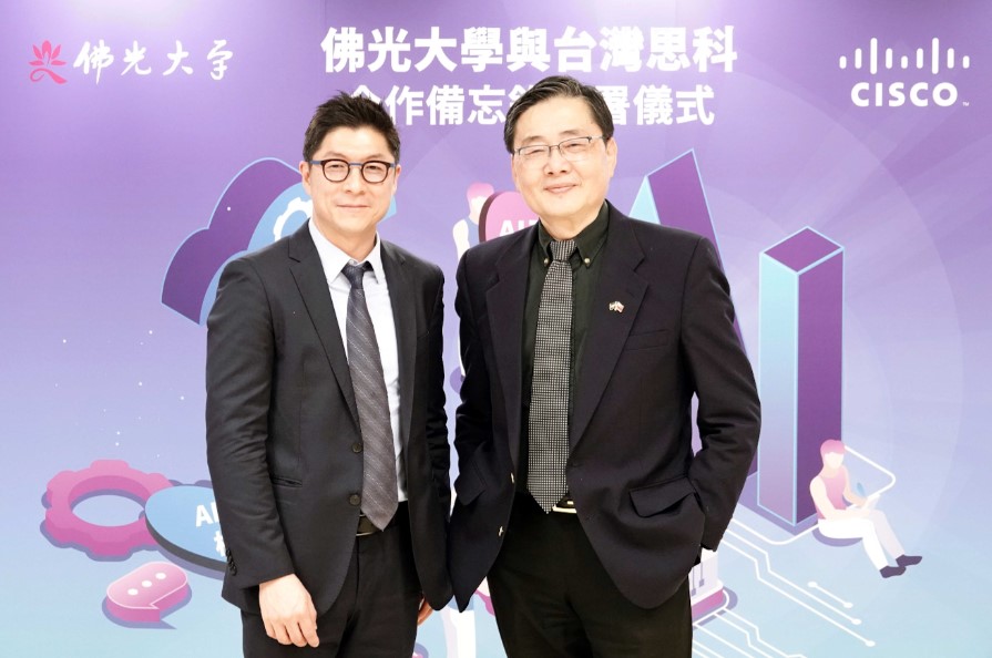 思科與佛光大學攜手推動AI智慧校園安全管理,透過智慧影像分析平台進行校園的危險偵測與安全管理,提升校園智慧化與安全性。圖左至右分別是思科台灣總經理林岳田和佛光大學校長趙涵㨗。