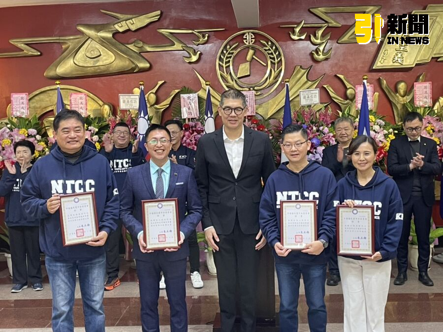 圖/國民黨副主席連勝文頒發證書給新任書記長王威元,新任副書記長蔡健棠、黃心華,及財務長陳家琪。(記者陳志仁攝,2025.02.21)