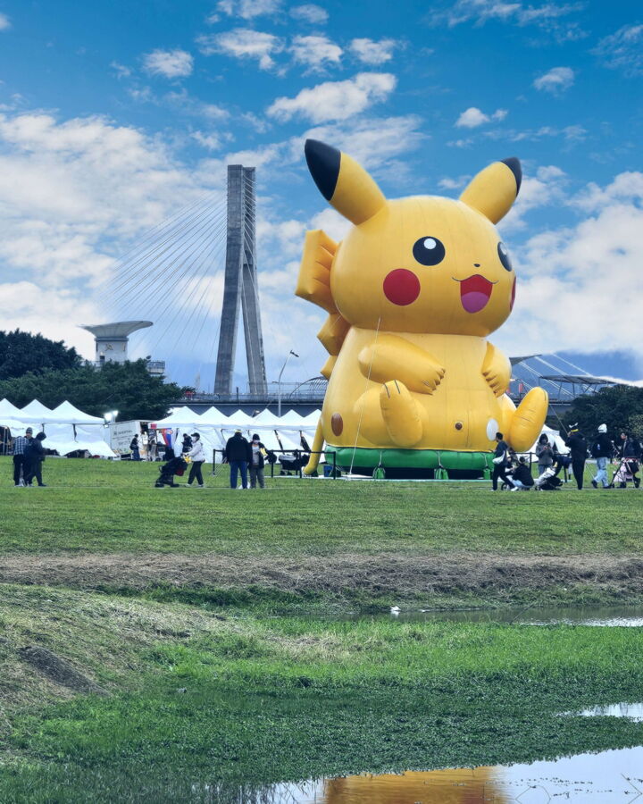 圖/11公尺大型皮卡丘現身新北大都會公園,吸引許多民眾合影。(新北市政府觀光旅遊局提供)