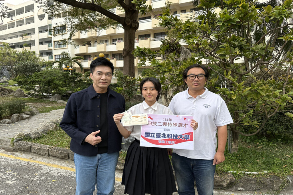 ▲李昱平校長(左起)、林美蘭同學、林俊傑老師合影。（圖/創新聞記者吳月惠翻攝）