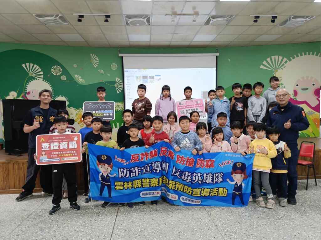 溝壩警聯合偵查隊組成宣導團，前進校園進行「識詐」與「反毒」宣導。(記者廖承恩翻攝)