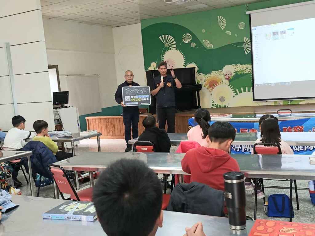 透過互動式教學，讓學童深入了解詐騙與毒品的危害。(記者廖承恩翻攝)