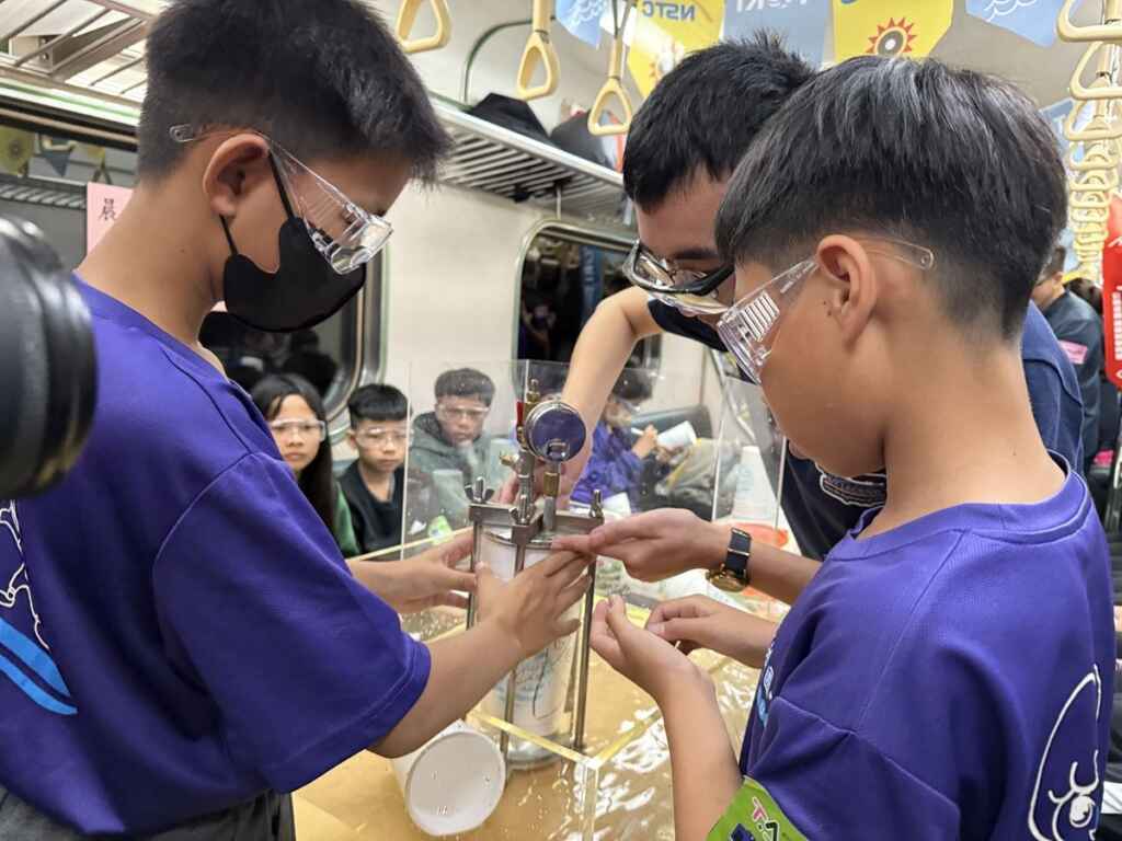 科普環島列車除了在火車車廂內的科學學習活動外，並於枋寮火車站旁設有29個科學闖關體驗攤位。