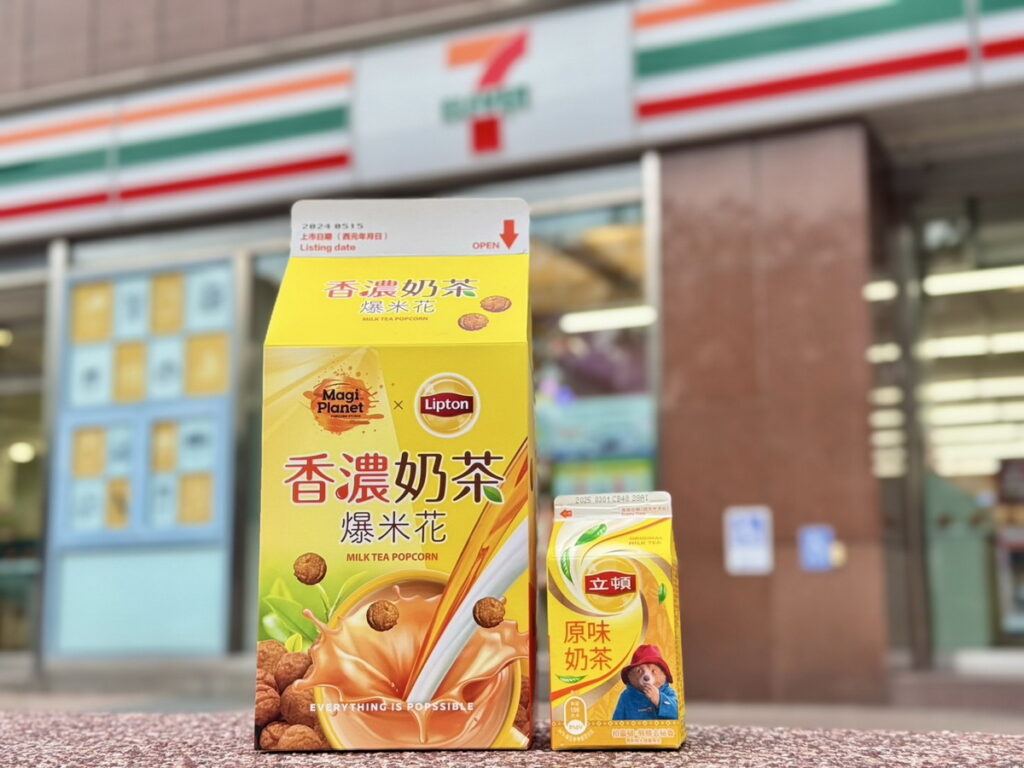 超商通路獨家推出「星球工坊x立頓奶茶爆米花」酥脆星球爆米花遇上經典立頓奶茶，奶茶控必吃款，更等比放大為經典的立頓奶茶包裝